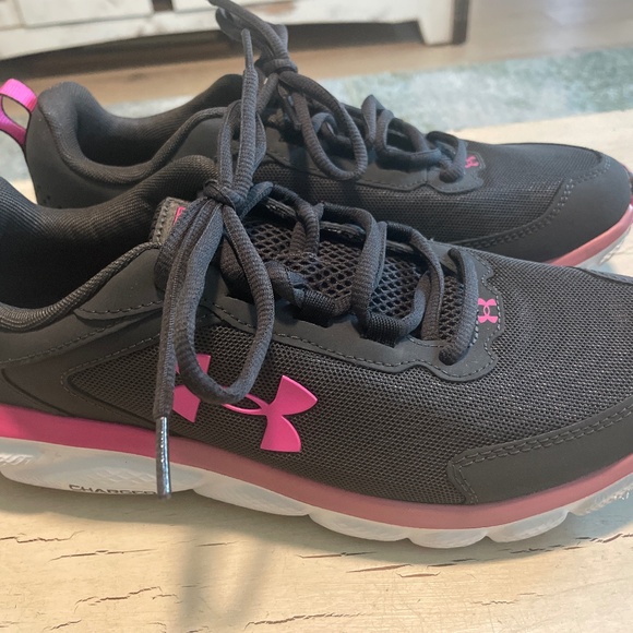UnderArmour ‘Charged Assert’ running shoes- worn once - Picture 1 of 4